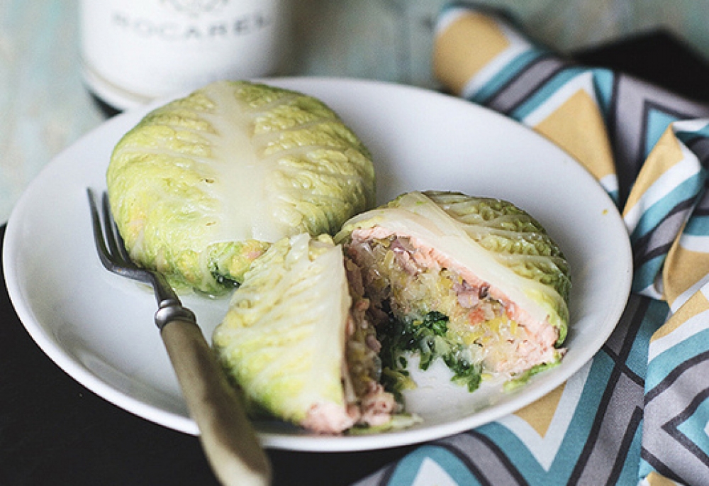Bags from savoy cabbage with salmon