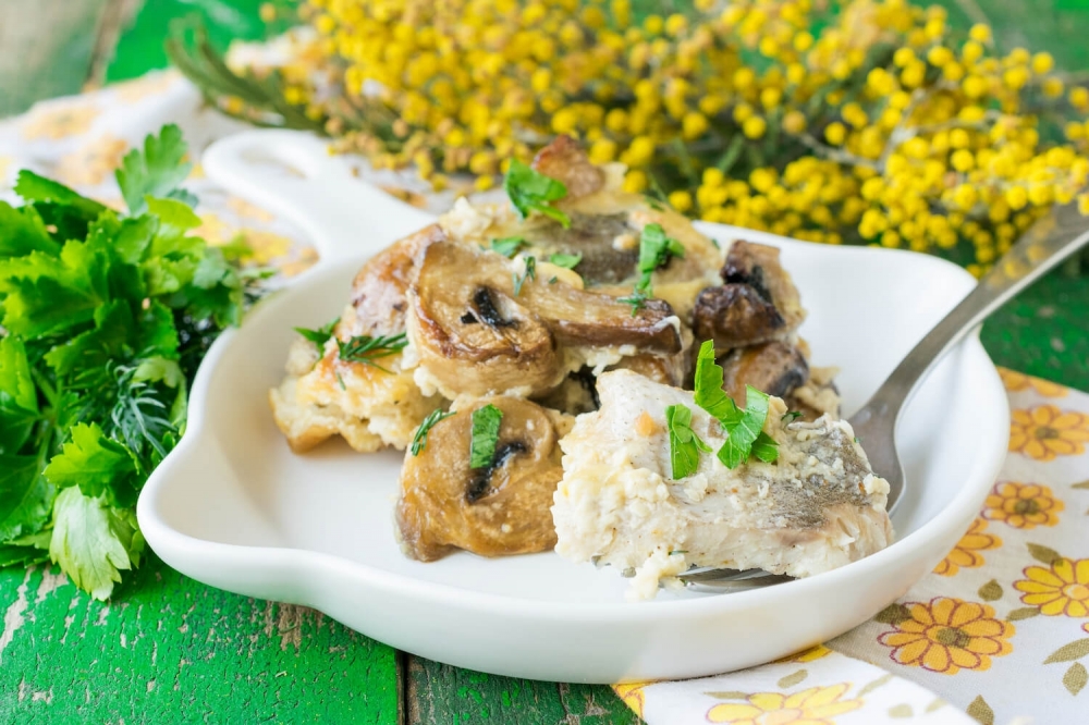 Baked Hake with Champignons and Cream Sauce
