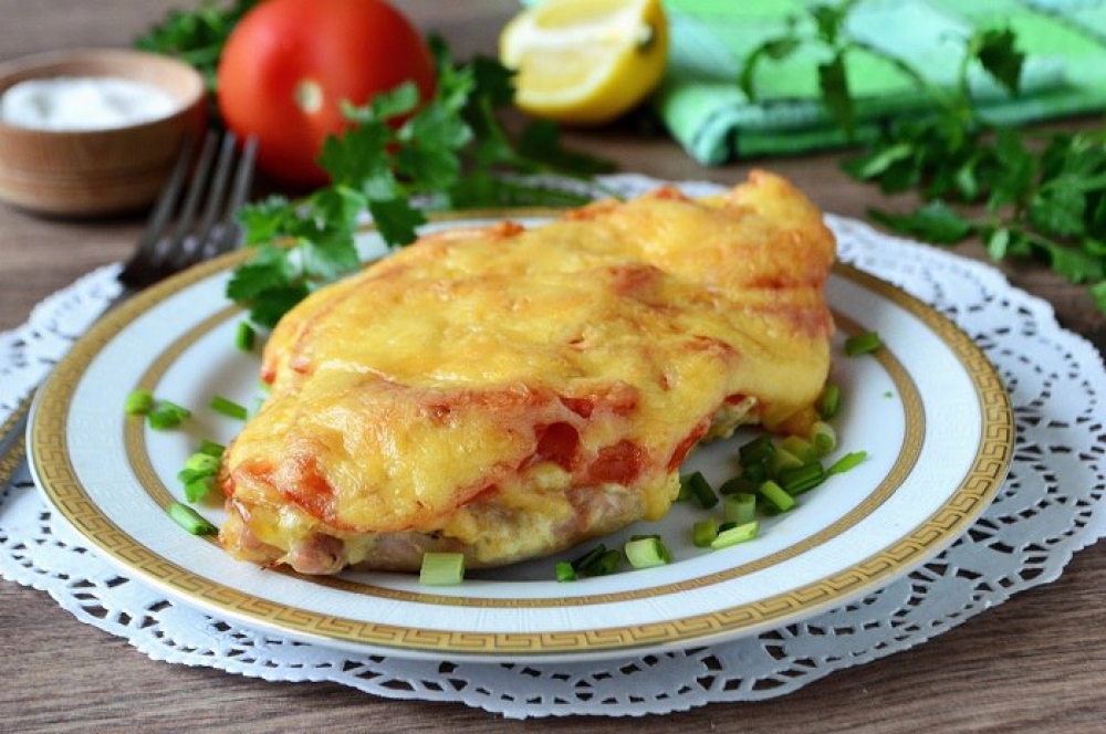 Chicken breast with tomatoes and cheese