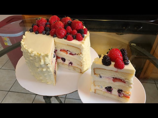 New Orleans Berry Chantilly Cake
