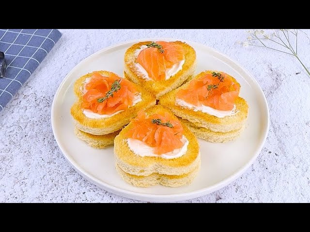 Smoked Salmon Tartines: an Easy and Delicious Appetizer Ready in 10 Minutes