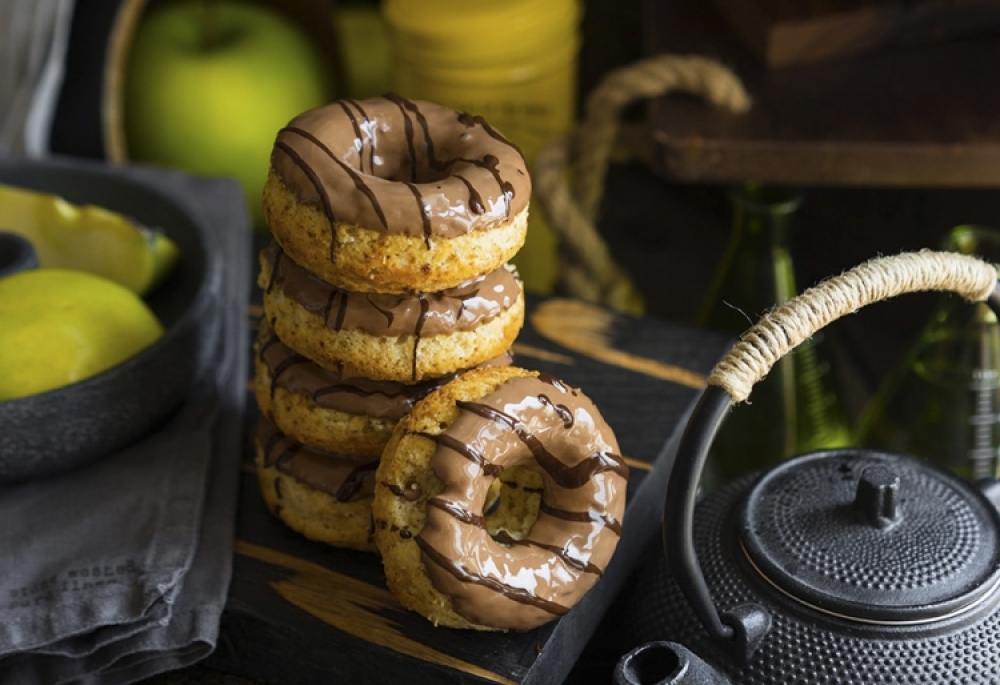 Spicy donuts from the oven with apples