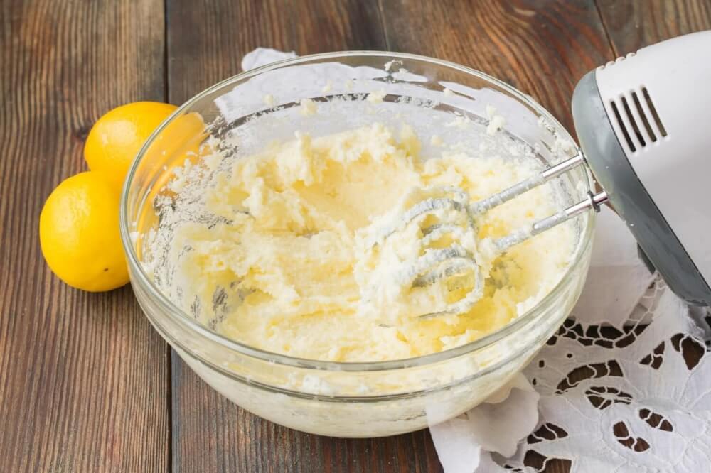 Яйцо взбитое с маслом. Бисквит с лимонным кремом. Крем лимон для торта. Крем творожный лимонный. Взбить яйца со сливками.
