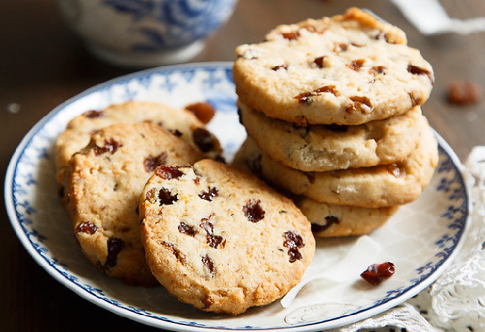 Cookies with raisins, coconut and lemon zest