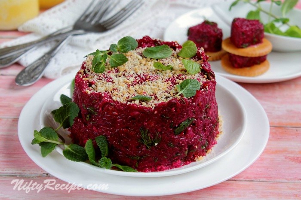 Beet salad with nuts