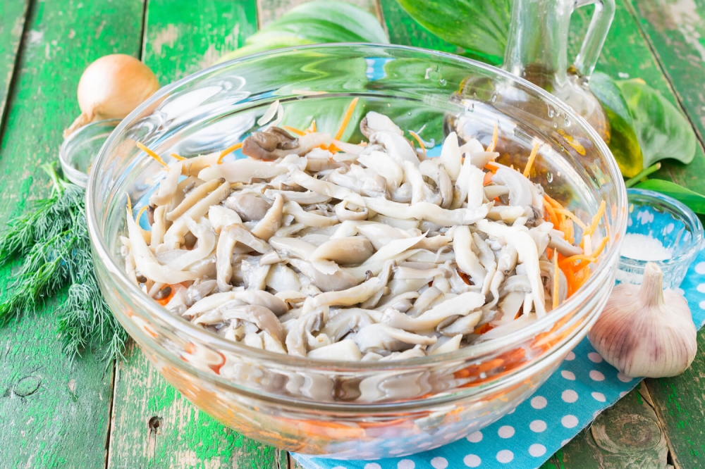 Korean Oyster Mushrooms with Carrots and Onion