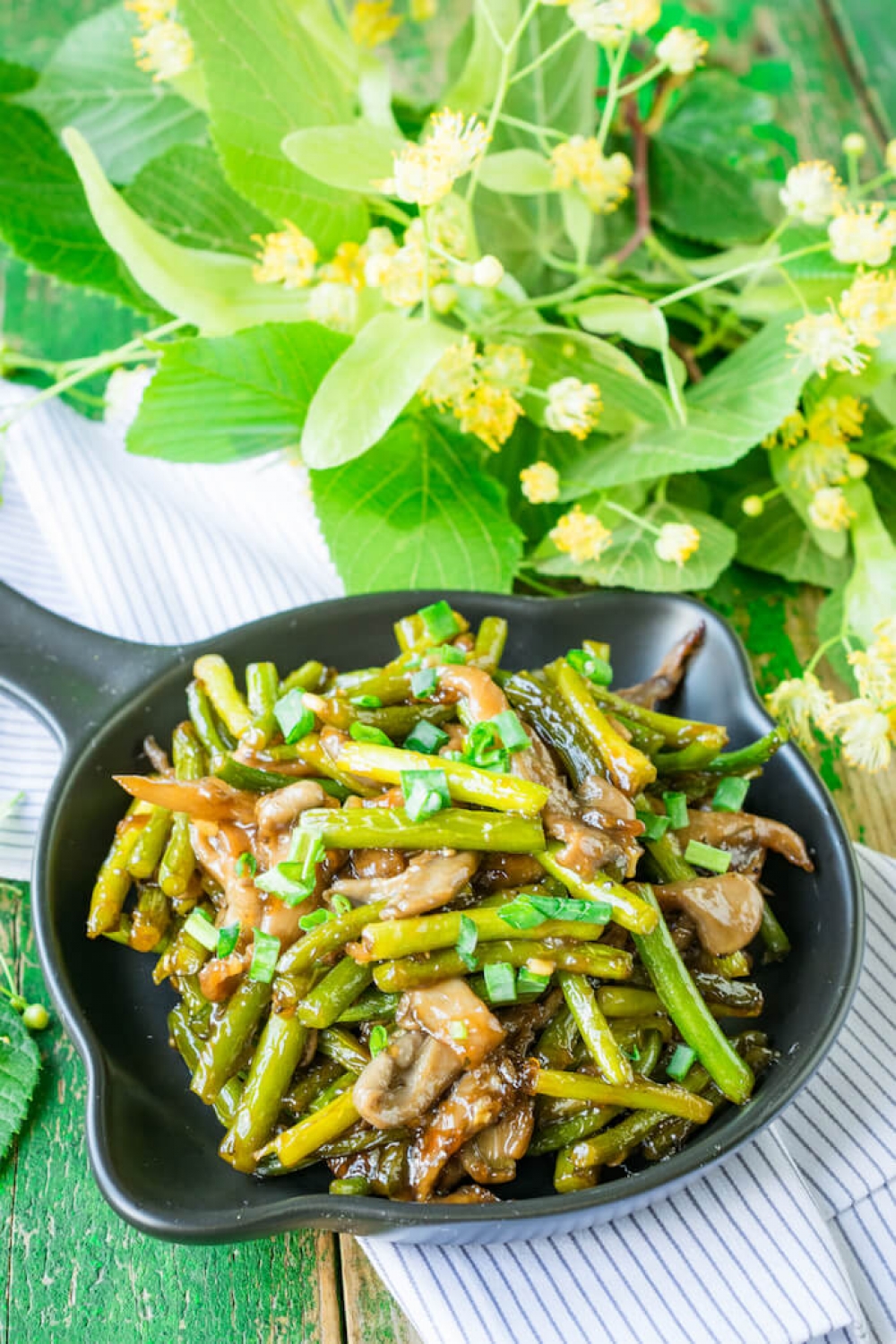Garlic Arrows with Oyster Mushrooms in Sweet-Sour Sauce