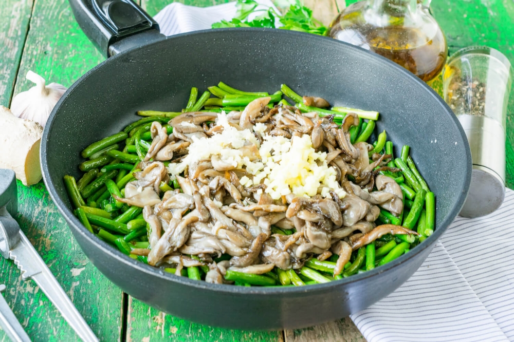 Garlic Arrows with Oyster Mushrooms in Sweet-Sour Sauce