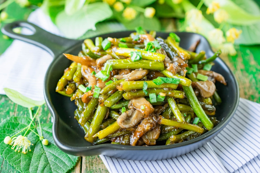 Garlic Arrows with Oyster Mushrooms in Sweet-Sour Sauce