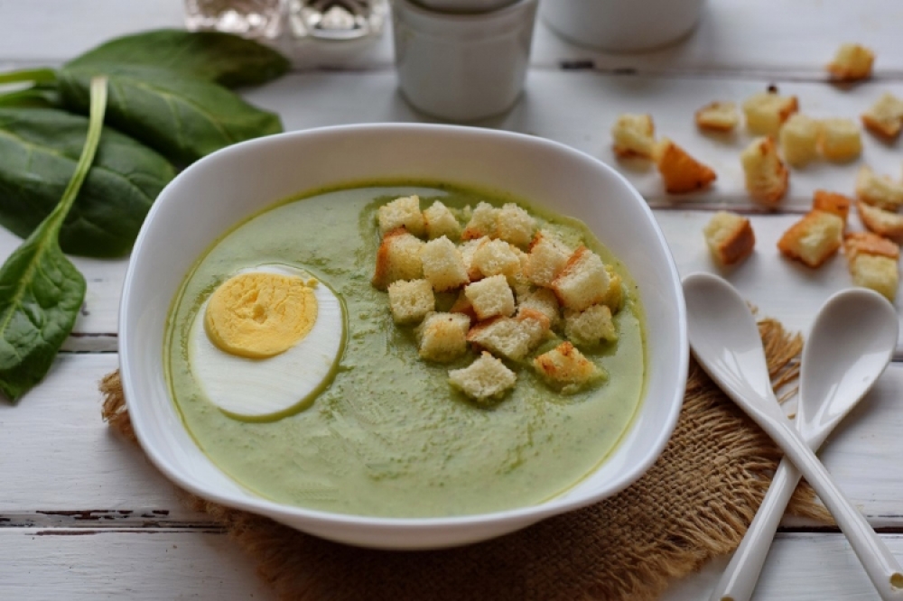 Creamy soup with spinach