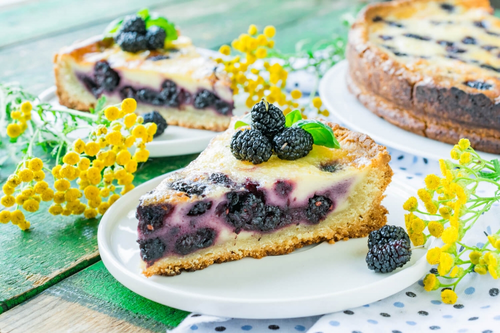 Mulberry Pie Crust with Sour Cream Filling