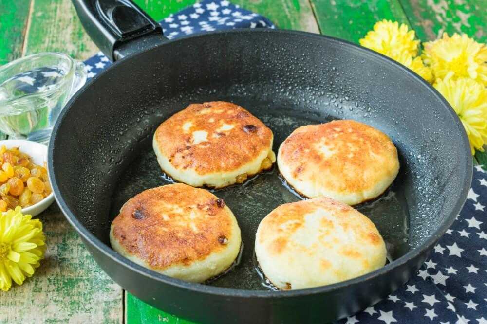 Russian Cheese Pancakes with Rice Flour and Raisins