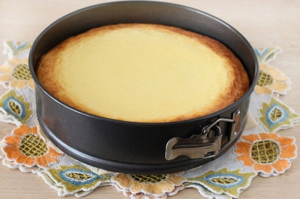 Multi-layered pie with cottage cheese pudding