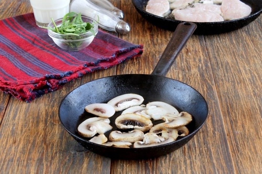 Chicken fricassee with mushrooms