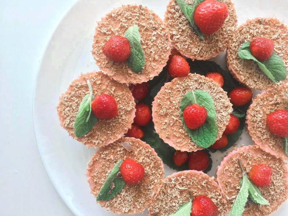 Strawberry-Mint Dessert Without Baking