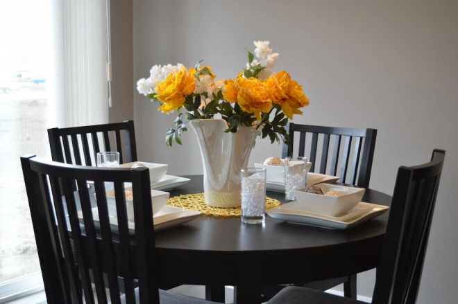 How Do You Make a Dining Table Look Nice?