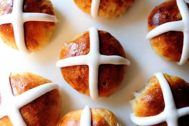 What does a traditional hot cross bun contain?