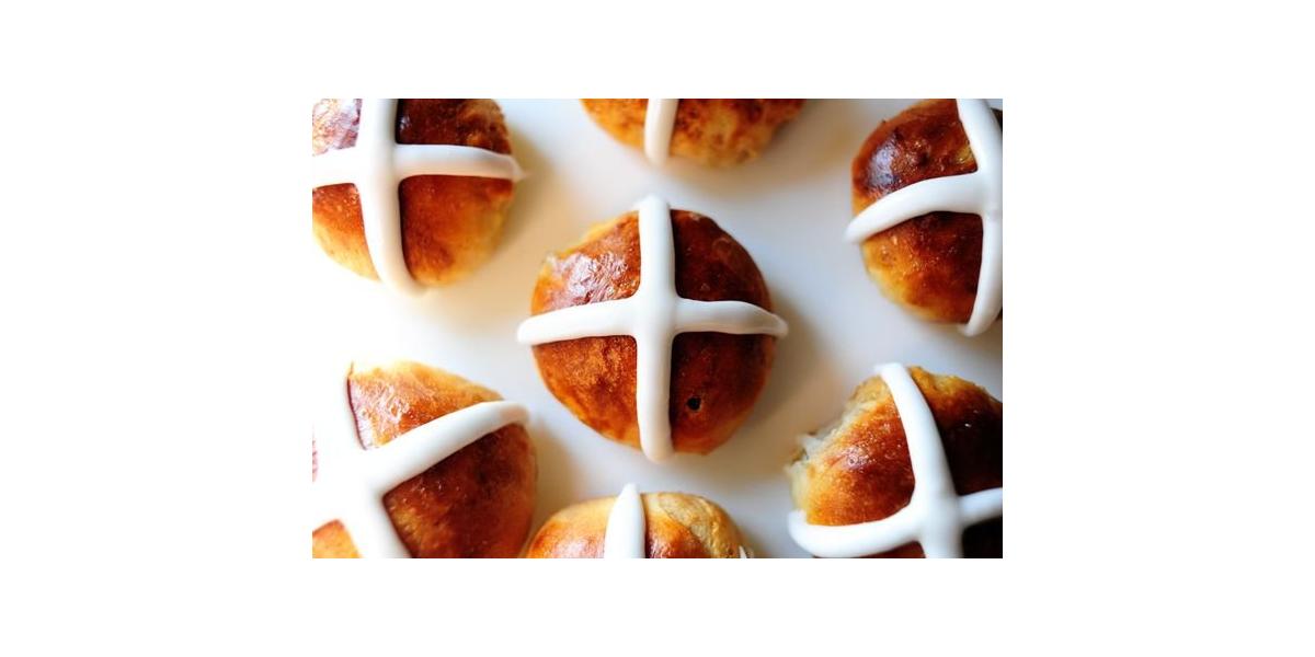 What does a traditional hot cross bun contain?