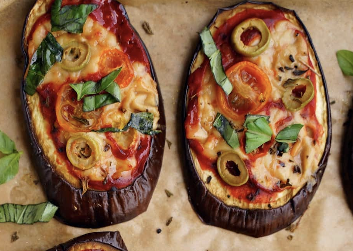What is Aubergine Pizza in Hindi