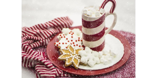 Easy and Delicious Peppermint Hot Chocolate Recipe for Christmas