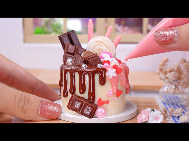 Miniature Chocolate Cake Decorating