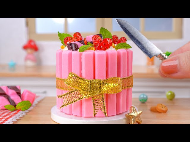 Miniature Strawberry Cake Decorating