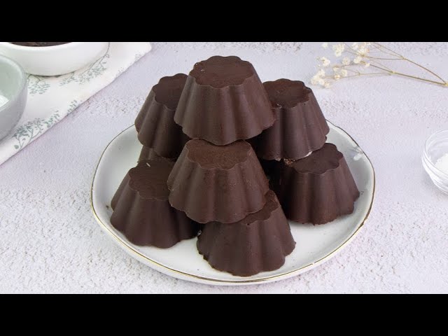 Chocolate cups with cream