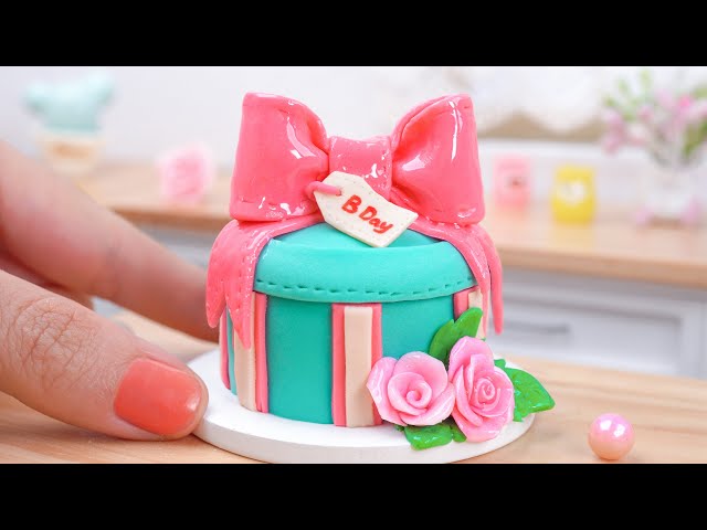 Miniature Birthday Cake Decorating
