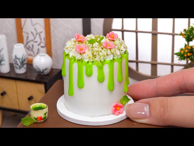 Miniature Matcha Cake Decorating