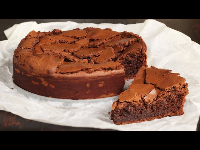 Flourless Chocolate Crinkle Cake