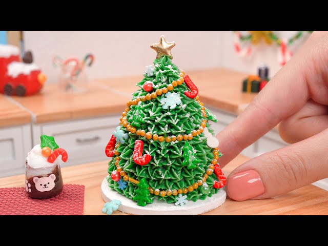 Miniature Christmas Tree Cake Decorating