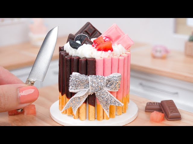 Miniature Half Chocolate Half Strawberry Cake Decorating