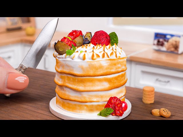 Miniature Fruit Meringue Cake Decorating