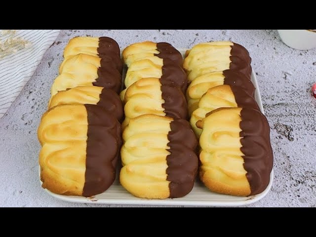 Whipped shortbread cookies with chocolate