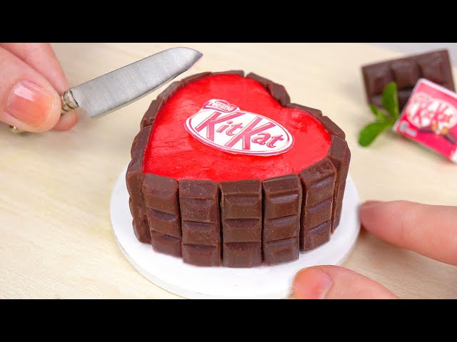 Satisfying Miniature Chocolate Kitkat Cake Decorating