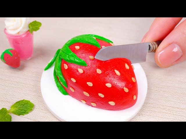 Fresh Miniature Strawberry Cake Decorating