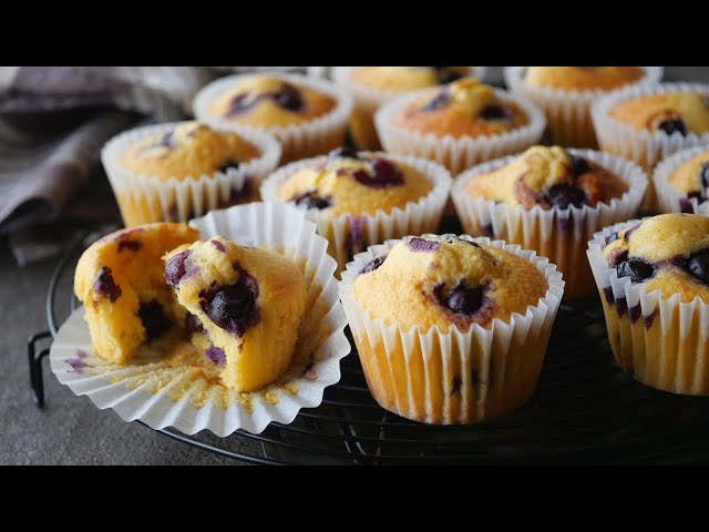 Fluffy and moist Blueberry Muffins