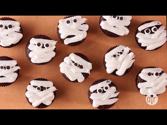 How to Make Easy Halloween Mummy Cupcakes