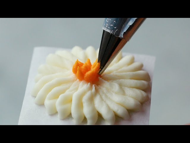 How To Pipe Buttercream Flowers