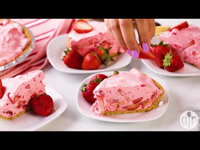 How to Make Fluffy Strawberry Pie