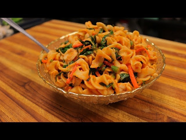 Spicy Egg Noodles with Chicken and Vegetables